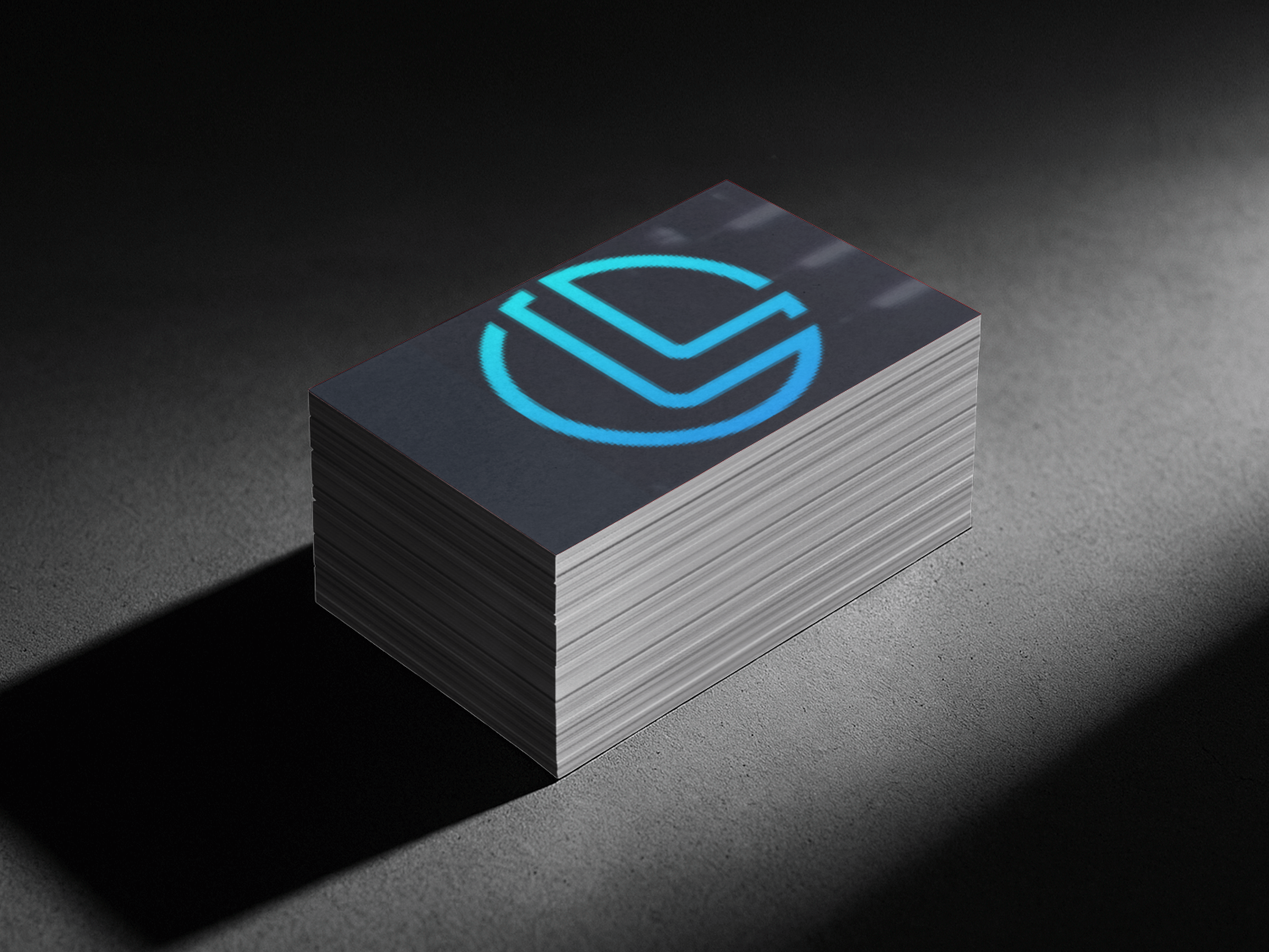 muitos cartões de visita um emparelhado em cima do outro num chão de concreto com uma sombra preta paralela aos cartões com uma luz revelando os cartões. O cartão de cima tem uma logo redonda azul com um degradê azul claro neon com duas linhas formando um L dentro do circulo