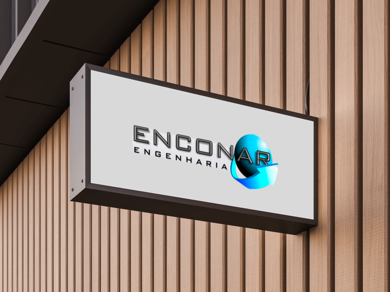 Outdoor com a logo da Enconar Engenharia, com o nome “ENCONAR” em destaque e o desenho de um mundo com uma seta curvada apontando para o canto superior direito, instalado em uma loja com uma textura de madeira na parede.
