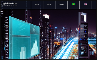 Imagem de uma cidade moderna iluminada à noite, com arranha-céus e luzes azuis destacando as avenidas. No canto esquerdo, há uma interface digital transparente com gráficos e dados, simbolizando tecnologia e gestão de energia. No topo, o site da empresa LightPower Energy Management exibe um menu com as opções Home, Sobre e Contato, além das bandeiras do Brasil e do Reino Unido para seleção de idioma.