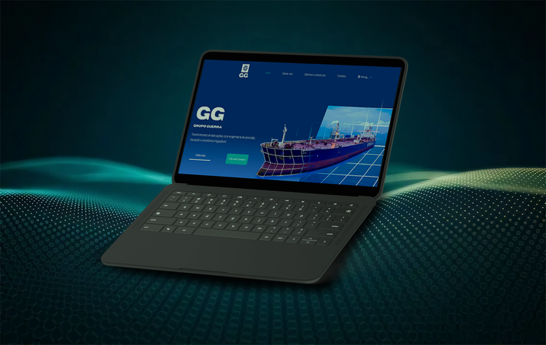 Imagem de um notebook prateado aberto sobre um fundo abstrato em tons de verde e azul, com padrão de pontos luminosos. Na tela do notebook, aparece o site do “Grupo Guerra”, exibindo um navio cargueiro sobre o mar, com elementos gráficos de grade 3D e um menu superior com opções como “Início”, “Sobre nós” e “Contato”.