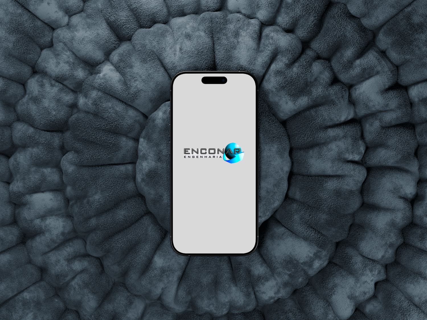um celular com a logotipo da Enconar Engenharia, com o nome “ENCONAR” em destaque e o desenho de um mundo com uma seta curvada apontando para o canto superior direito. O celular esta deitado num pavimento cinza cheio de rachadura redondo e o celular esta no meio.
