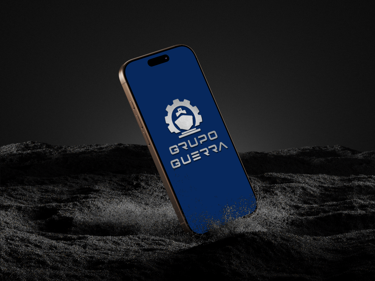 Imagem de um smartphone em posição inclinada sobre um fundo escuro e texturizado, semelhante a uma superfície rochosa. A tela do aparelho exibe o logotipo do **Grupo Guerra**, composto por um ícone circular com uma engrenagem e um navio estilizado no centro, acompanhado do nome “GRUPO GUERRA” em letras maiúsculas brancas sobre um fundo azul.