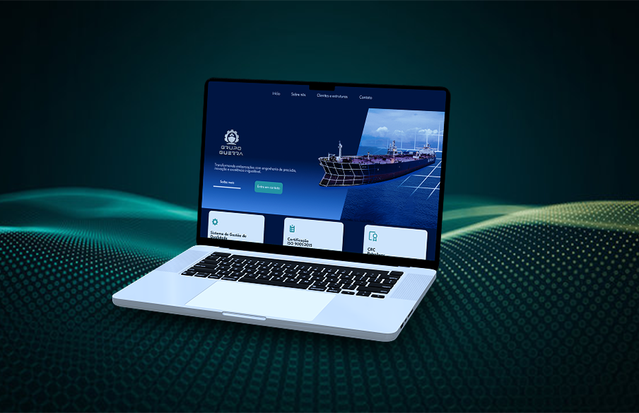 Imagem de um notebook prateado aberto sobre um fundo abstrato em tons de verde e azul, com padrão de pontos luminosos. Na tela do notebook, aparece o site do “Grupo Guerra”, exibindo um navio cargueiro sobre o mar, com elementos gráficos de grade 3D e um menu superior com opções como “Início”, “Sobre nós” e “Contato”.