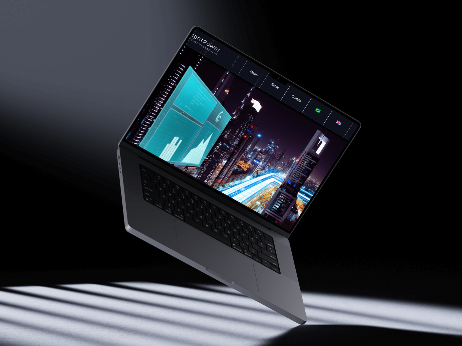 Imagem de um notebook prateado flutuando em um fundo escuro com feixes de luz incidindo no chão. Na tela do laptop está o site da Ignitopower, mostrando uma interface moderna com gráficos digitais em tons de azul e uma fotografia noturna de uma cidade iluminada por arranha-céus e vias expressas. O menu superior exibe opções como “Home”, “Sobre”, “Contato” e bandeiras representando idiomas em português e inglês.