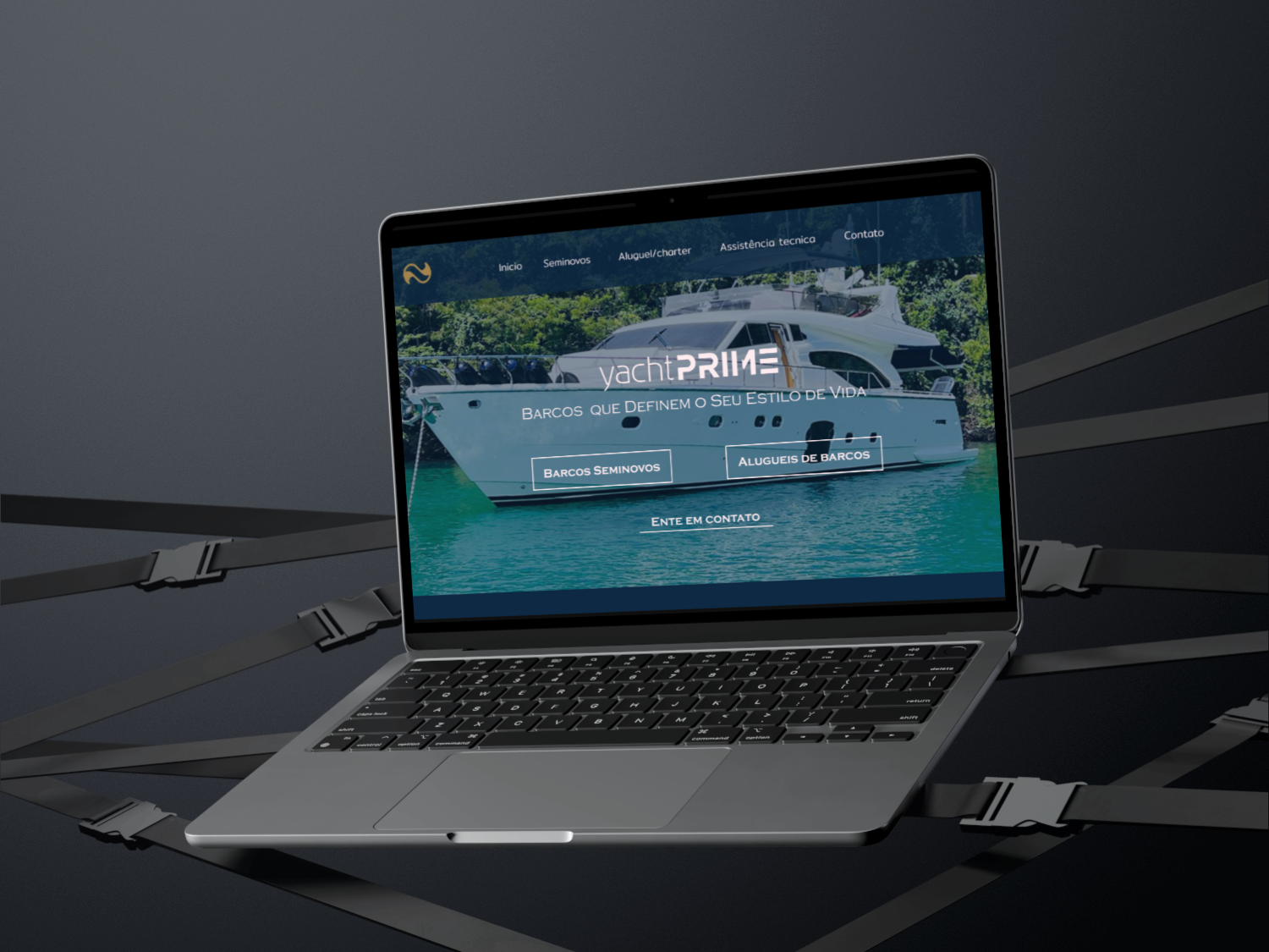 Imagem de um notebook moderno aberto sobre um fundo escuro com tiras diagonais. Na tela do computador, aparece o site da Yacht Prime, mostrando um grande iate branco ancorado em águas azul-turquesa, com o texto “Bancos que definem o seu estilo de vida” e botões de navegação como “Buscar embarcação” e “Aluguel de barcos”