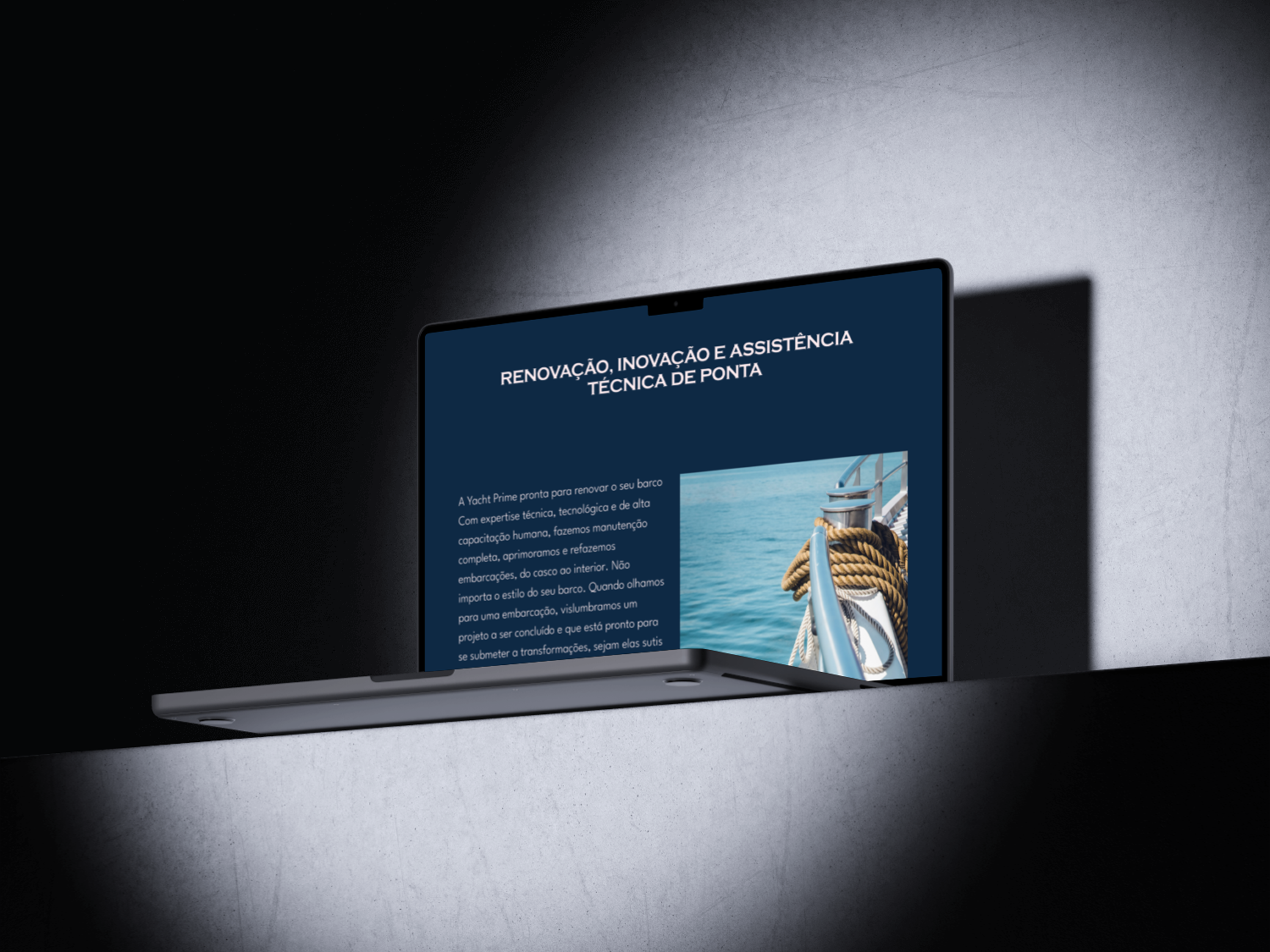 Monitor em cima de uma mesa, numa visão debaixo para cima. O monitor esta com a pagina de Nossos serviços do site da Yachtprime