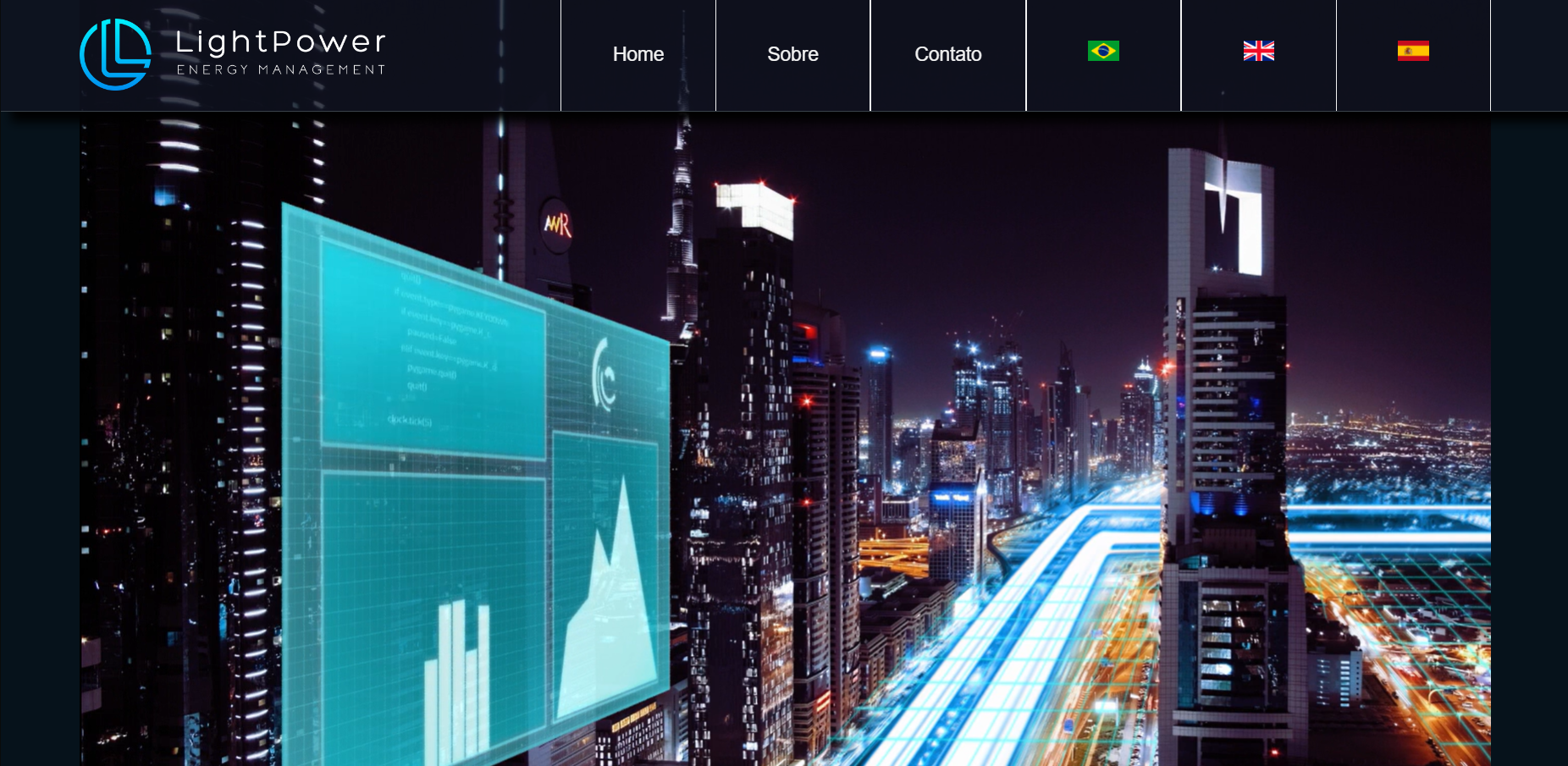 Imagem de uma cidade moderna iluminada à noite, com arranha-céus e luzes azuis destacando as avenidas. No canto esquerdo, há uma interface digital transparente com gráficos e dados, simbolizando tecnologia e gestão de energia. No topo, o site da empresa LightPower Energy Management exibe um menu com as opções Home, Sobre e Contato, além das bandeiras do Brasil e do Reino Unido para seleção de idioma.