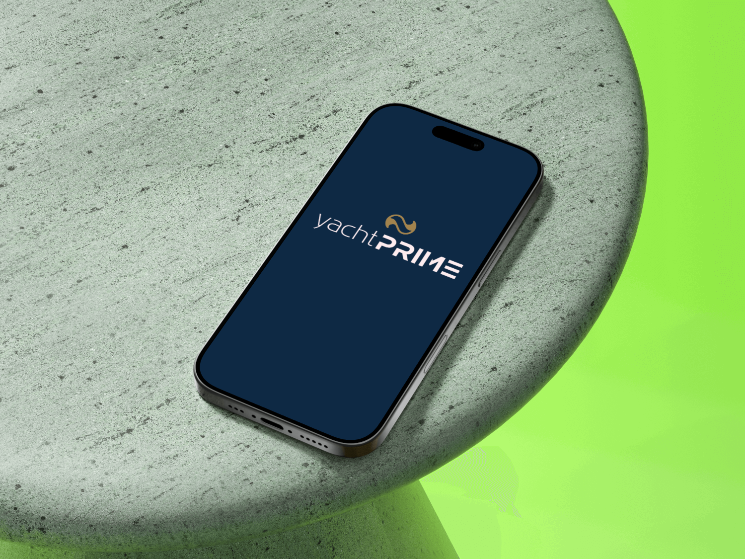 Um celular em cima de uma mesa de marmore com um chão amarelo. O celular tem a Logotipo da empresa YachtPrime, com um símbolo abstrato acima e o nome “yachtPRIME” escrito em letras minúsculas e maiúsculas.